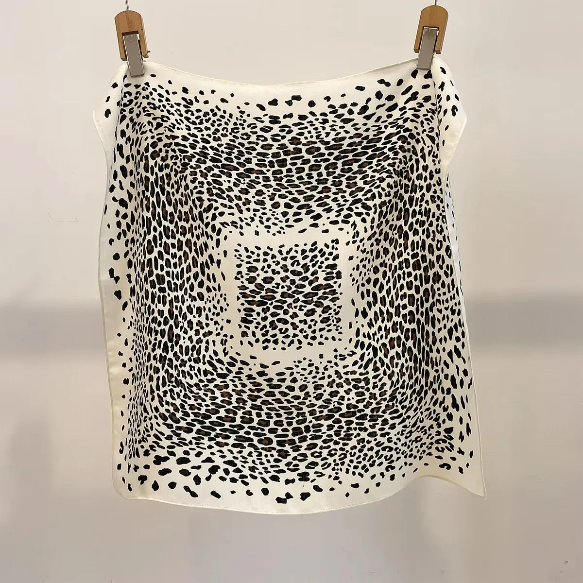 Shawl Ribbon Square Silk Scarf Hijab Luxury Female Hair Bands Headscarf Foulards Femme Headband Accesories Bandana
Shawl Ribbon Square Silk Scarf Hijab Luxury Female Hair Bands Headscarf Foulards Femme Headband Accesories Bandana
