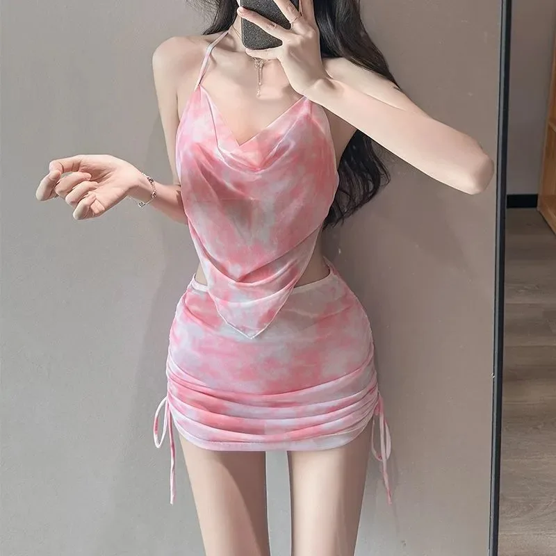 Женский комплект бикини из двух частей с эффектом тай-дай: прозрачный сетчатый топ-халтер с драпировкой и мини-юбка с рюшами. Купальник для пляжного отдыха.
Женский комплект бикини из двух частей с эффектом тай-дай: прозрачный сетчатый топ-халтер с драпировкой и мини-юбка с рюшами. Купальник для пляжного отдыха.