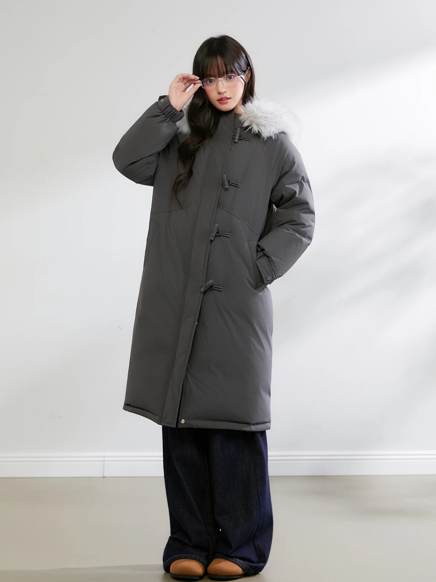 Корейская женская пуховая куртка King Prince с капюшоном, средней длины, свободного кроя, с меховым воротником и пуговицами из рога, зимнее пальто
Корейская женская пуховая куртка King Prince с капюшоном, средней длины, свободного кроя, с меховым воротником и пуговицами из рога, зимнее пальто