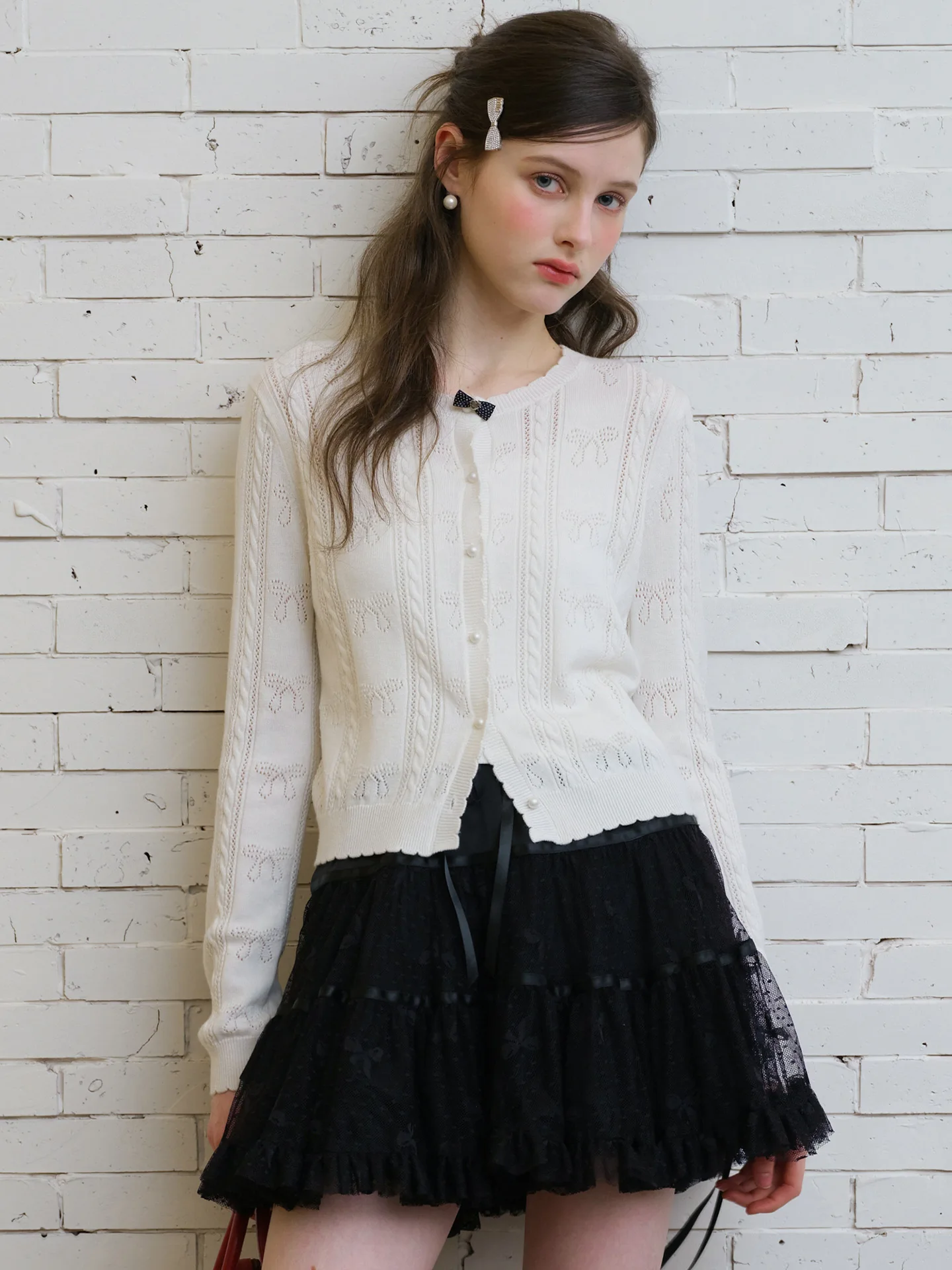 Весна 2026: Белый вязаный кардиган с волнистым кружевом и круглым вырезом, женский топ в корейском стиле, винтажный, для повседневной носки, стандартный крой
Весна 2026: Белый вязаный кардиган с волнистым кружевом и круглым вырезом, женский топ в корейском стиле, винтажный, для повседневной носки, стандартный крой