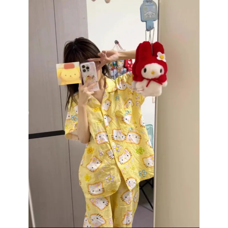 Пижамы с героями мультфильмов Hello Kitty, новая летняя милая домашняя одежда, желтая пижама Hello Kitty из двух предметов, женский повседневный комплект домашней одежды
Пижамы с героями мультфильмов Hello Kitty, новая летняя милая домашняя одежда, желтая пижама Hello Kitty из двух предметов, женский повседневный комплект домашней одежды