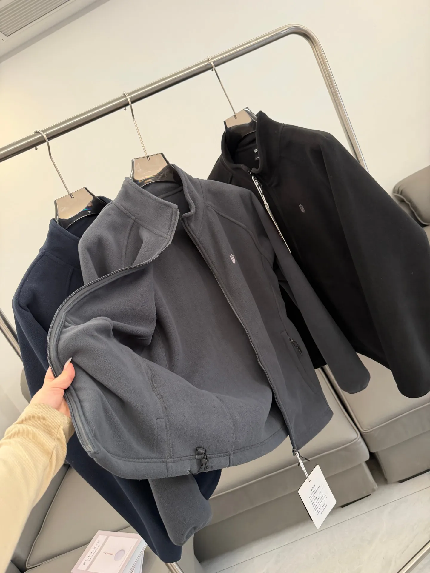 Мужская легкая теплая ветрозащитная куртка для активного отдыха с утеплителем 400G и внутренней подкладкой из флиса для осени
Мужская легкая теплая ветрозащитная куртка для активного отдыха с утеплителем 400G и внутренней подкладкой из флиса для осени