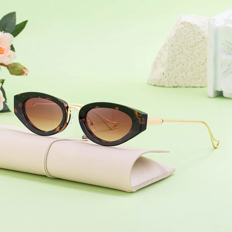 Fashion Cat Eye Frame Women Fashion Glasses 2025 Luxury Brand Y2K Metal Woman Sunglasses Retro Ladies Sexy UV400 Glasses
Fashion Cat Eye Frame Women Fashion Glasses 2025 Luxury Brand Y2K Metal Woman Sunglasses Retro Ladies Sexy UV400 Glasses