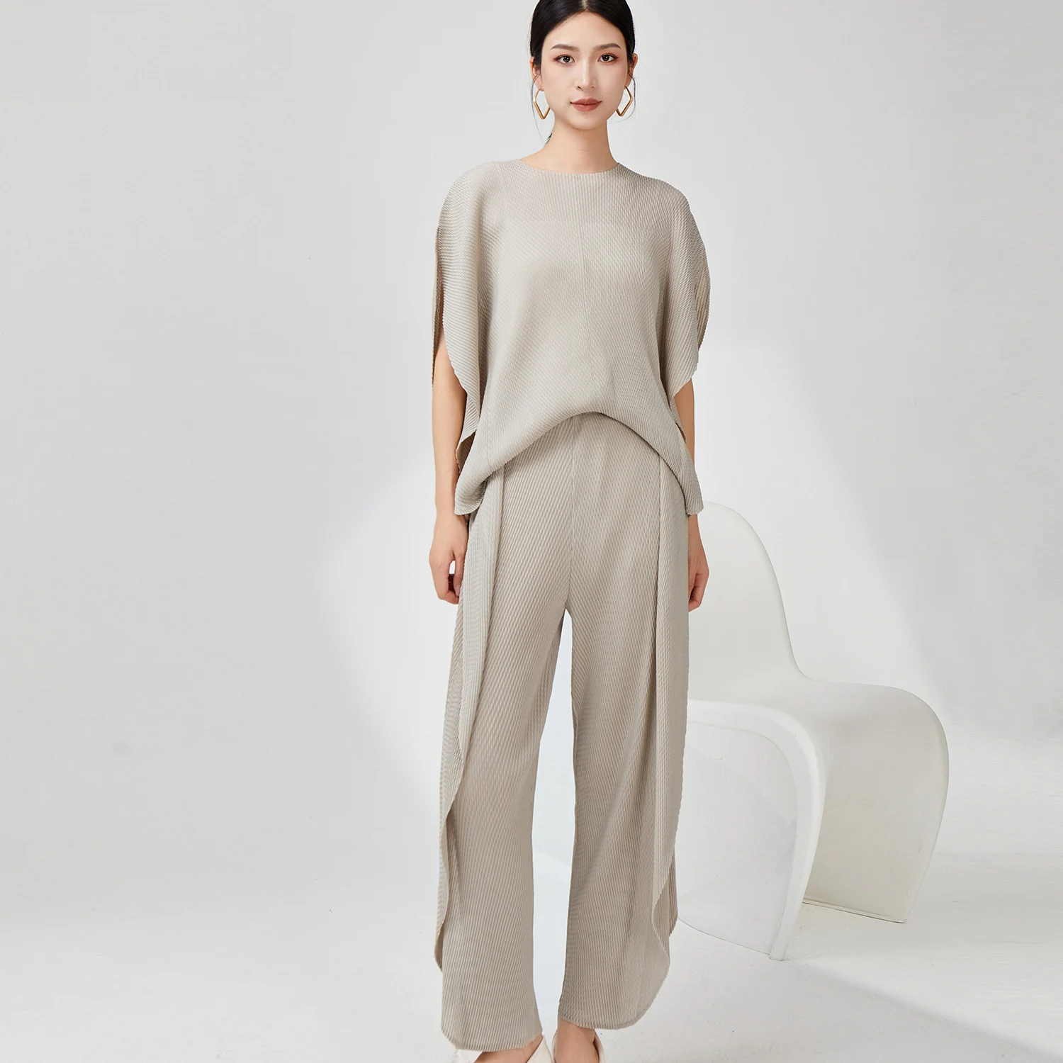 Miyake 2024 Summer Women's Two-Piece Casual Set High Quality Fabric Pleated Design Vintage Solid Crew Neck Loose Top Pants
Miyake 2024 Summer Women's Two-Piece Casual Set High Quality Fabric Pleated Design Vintage Solid Crew Neck Loose Top Pants
