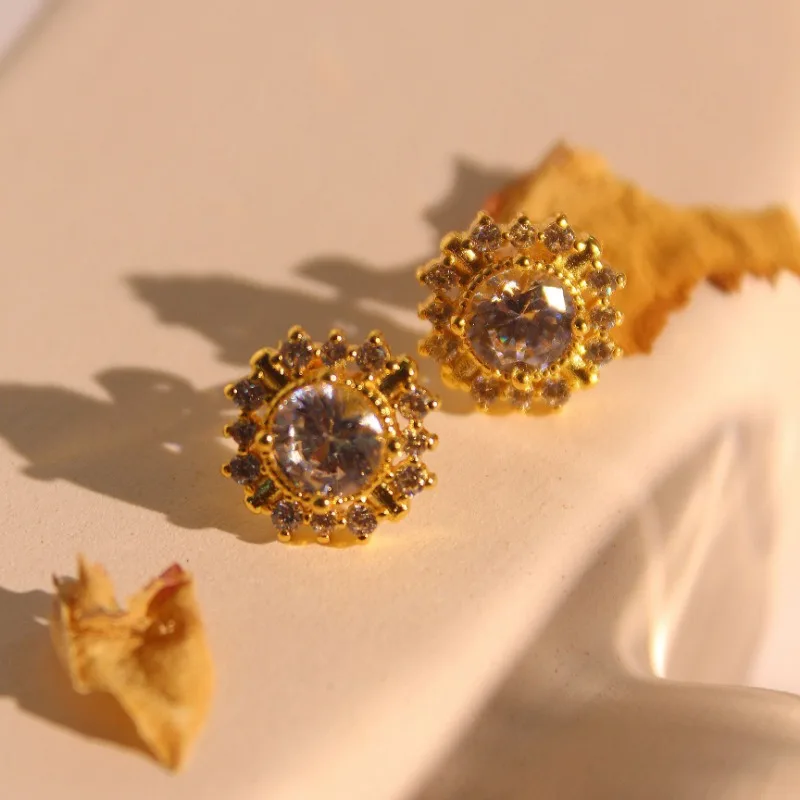 Vintage Shiny Moissanite Stud Earring Light Luxury Romantic Earrings for women Wedding Party Occasion Exquisite Jewelry
Vintage Shiny Moissanite Stud Earring Light Luxury Romantic Earrings for women Wedding Party Occasion Exquisite Jewelry