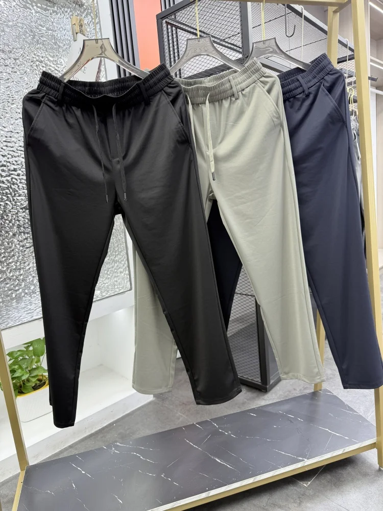 Шелковистые гладкие эластичные талии, весенне-летние мужские повседневные брюки, тонкие прямые длинные брюки, модные городские однотонные брюки
Шелковистые гладкие эластичные талии, весенне-летние мужские повседневные брюки, тонкие прямые длинные брюки, модные городские однотонные брюки