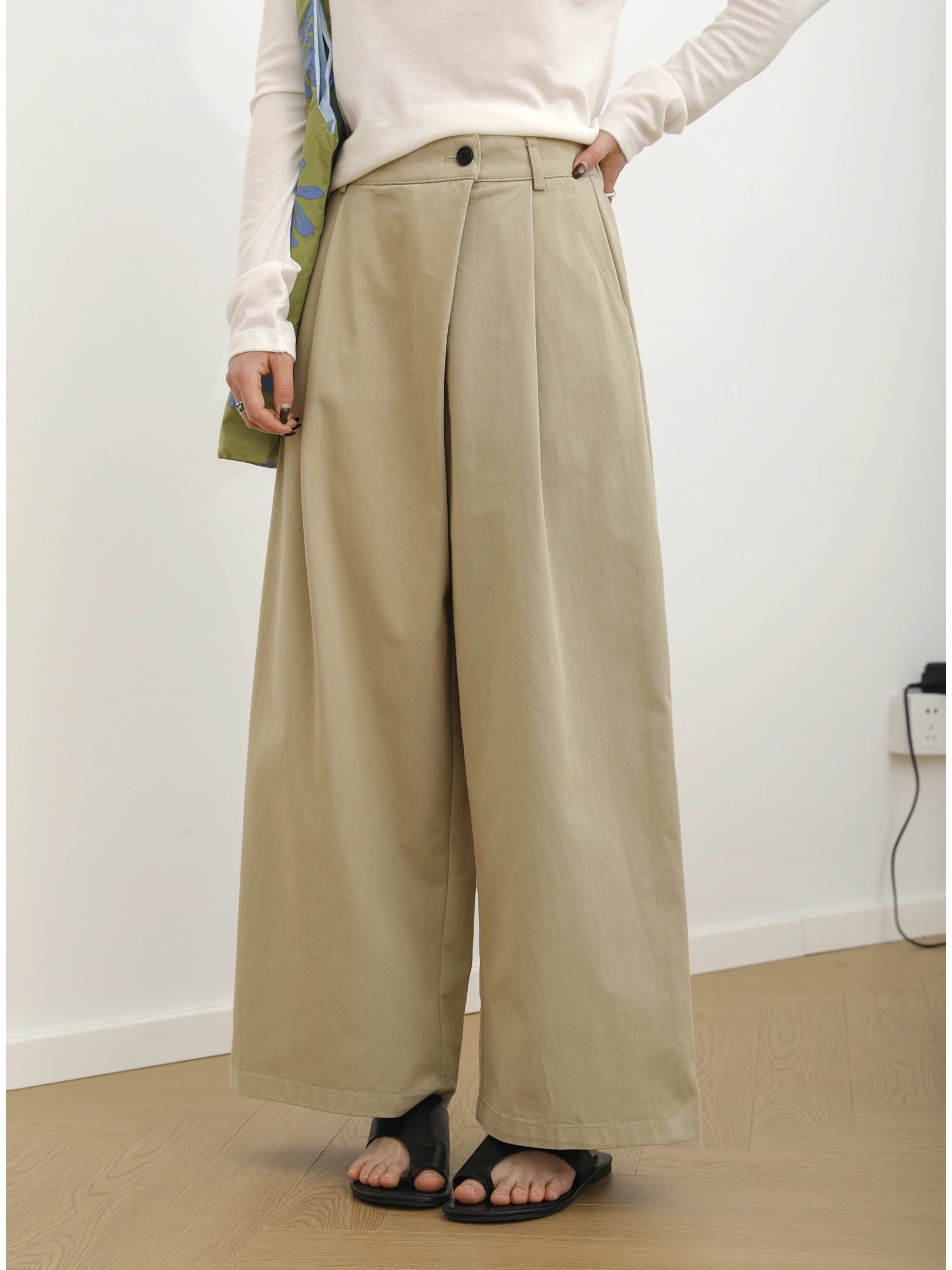 Sanmu Social Spring 2026 High Waist Slimming Asymmetrical Design Casual Loose Wide Leg Pants Women's Fashion Cotton Blend
Sanmu Social Spring 2026 High Waist Slimming Asymmetrical Design Casual Loose Wide Leg Pants Women's Fashion Cotton Blend