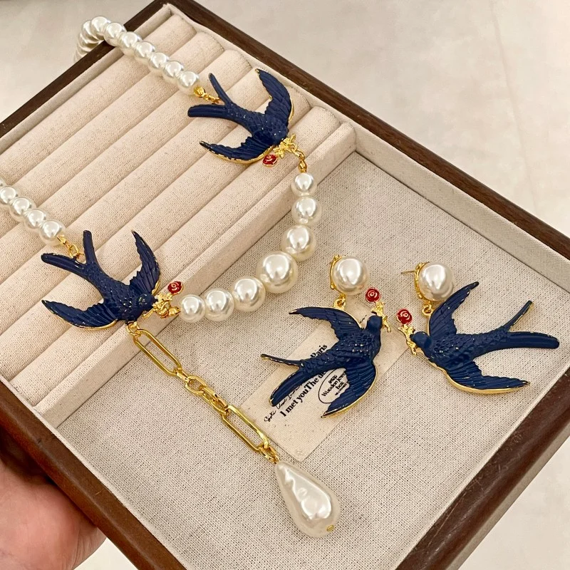 New Vintage Pearl Bird Necklace Earrings Set for Women, Fashionable Retro Temperament, Versatile Jewelry
New Vintage Pearl Bird Necklace Earrings Set for Women, Fashionable Retro Temperament, Versatile Jewelry