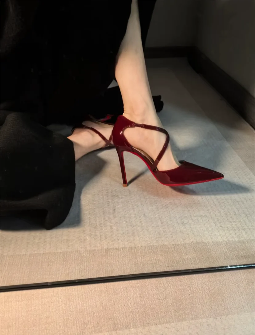 European and American style patent leather single buckle strap high heels for women, pointed pointed and stylish single shoes
European and American style patent leather single buckle strap high heels for women, pointed pointed and stylish single shoes