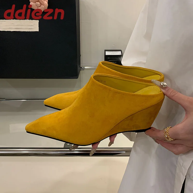 2025 новые модные женские тапочки из флока на танкетке, туфли-лодочки, весенне-летние женские тапочки на танкетке с острым носком, женские шлепанцы, сандалии
2025 новые модные женские тапочки из флока на танкетке, туфли-лодочки, весенне-летние женские тапочки на танкетке с острым носком, женские шлепанцы, сандалии