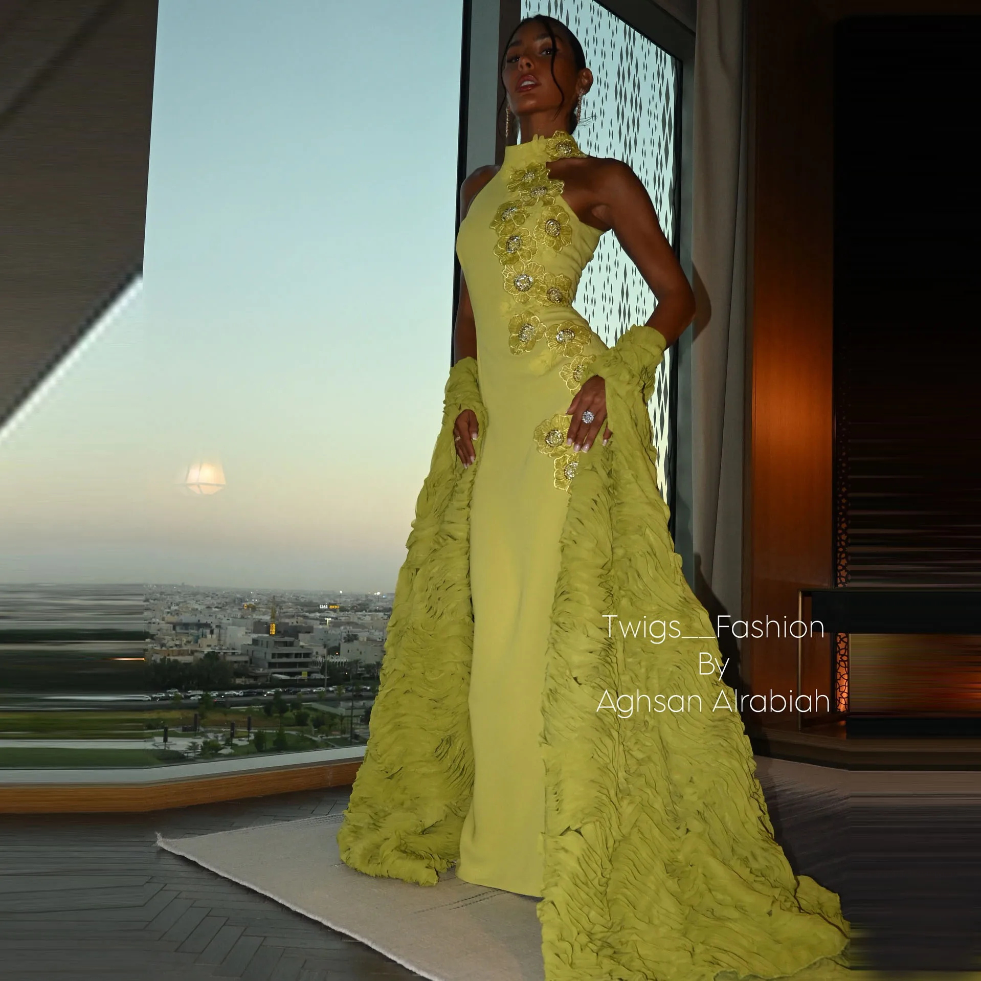 Women’s Elegant Long Green Flowing Coat with Floral Embellishment, Lightweight Summer‑Autumn Party Overcoat Trendy Long Coat
Women’s Elegant Long Green Flowing Coat with Floral Embellishment, Lightweight Summer‑Autumn Party Overcoat Trendy Long Coat