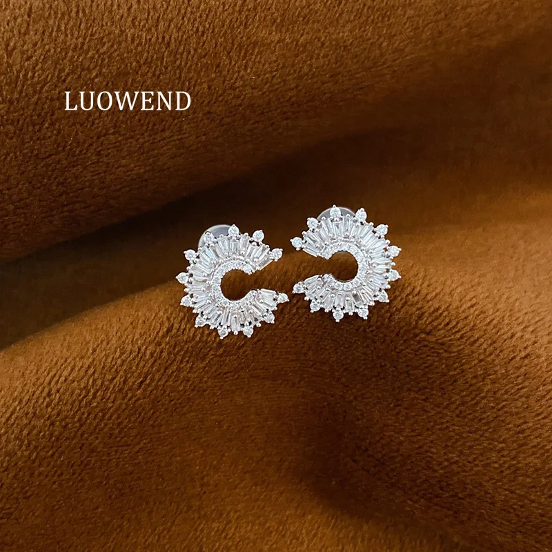 LUOWEND 100% 18K White Gold Earrings Elegant Style 0.55carat Real Natural Diamond Stud Earrings for Women High Wedding Jewelry
LUOWEND 100% 18K White Gold Earrings Elegant Style 0.55carat Real Natural Diamond Stud Earrings for Women High Wedding Jewelry