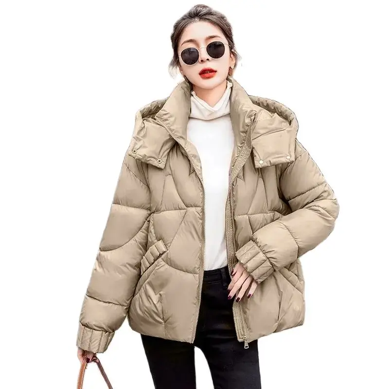 Winter Short Cotton Jacket Women New Stand-Up Collar Hooded Loose Outerwear Fashion Pocket Overcoat Thicken Puffer Coat Female
Winter Short Cotton Jacket Women New Stand-Up Collar Hooded Loose Outerwear Fashion Pocket Overcoat Thicken Puffer Coat Female