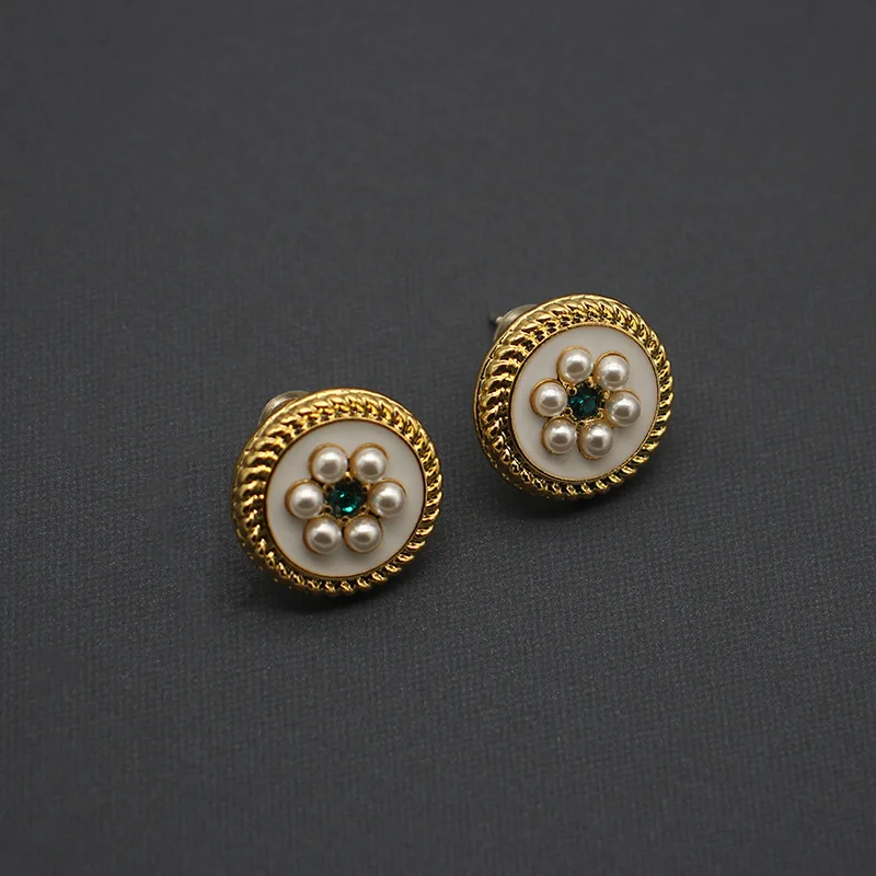 Exquisite Niche Style Design Exquisite Work Clothing Earrings Copper Plated Real Gold White Enamel Earrings
Exquisite Niche Style Design Exquisite Work Clothing Earrings Copper Plated Real Gold White Enamel Earrings
