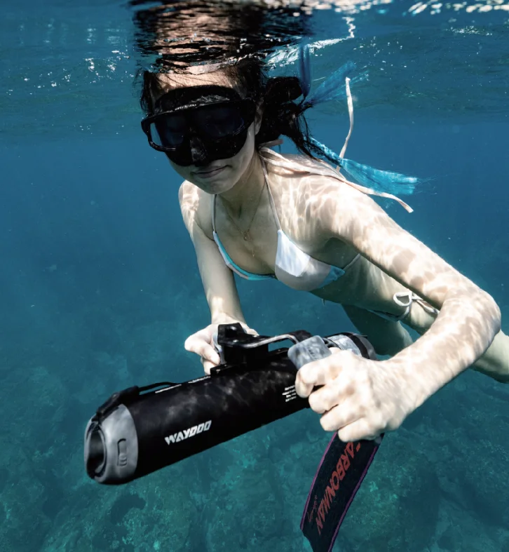 500W Underwater Sea Scooter IP68 Waterproof Electric Water Scooter 56 Min Runtime 1.4m/s Speed ABS Body for Diving Ocean
500W Underwater Sea Scooter IP68 Waterproof Electric Water Scooter 56 Min Runtime 1.4m/s Speed ABS Body for Diving Ocean