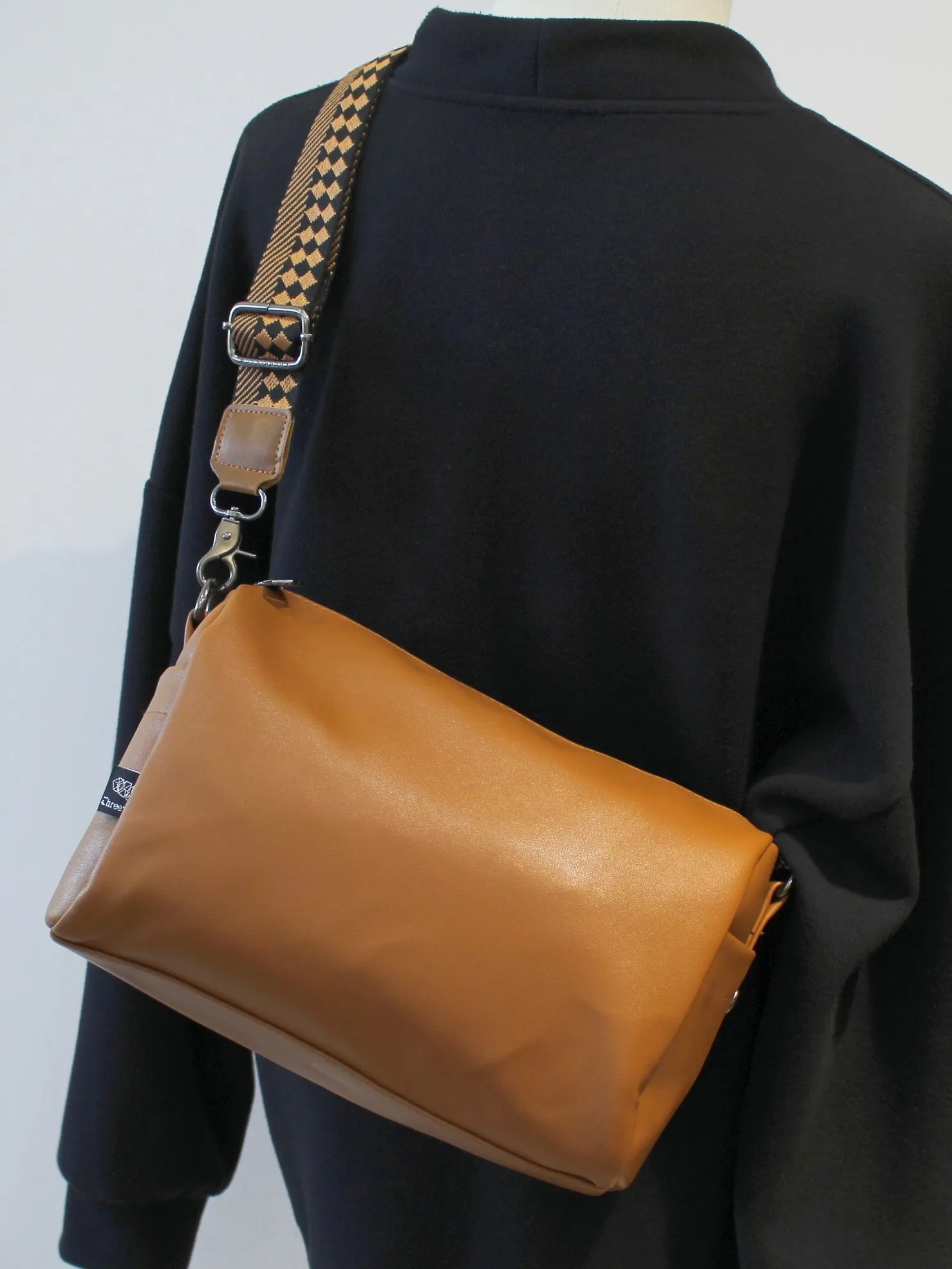 Caldo Kiss Soft Leather Crossbody Bag Large Capaci Retro Commuter Casual Single oulder Bag Small Bapa for Men
Caldo Kiss Soft Leather Crossbody Bag Large Capaci Retro Commuter Casual Single oulder Bag Small Bapa for Men