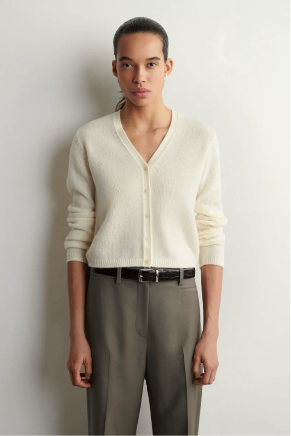 XIMIAN APPAREL 2026 YAZHIMEI cos spring new style of Women's casual standard-fit cream-white wool blend V-neck cardigan
XIMIAN APPAREL 2026 YAZHIMEI cos spring new style of Women's casual standard-fit cream-white wool blend V-neck cardigan