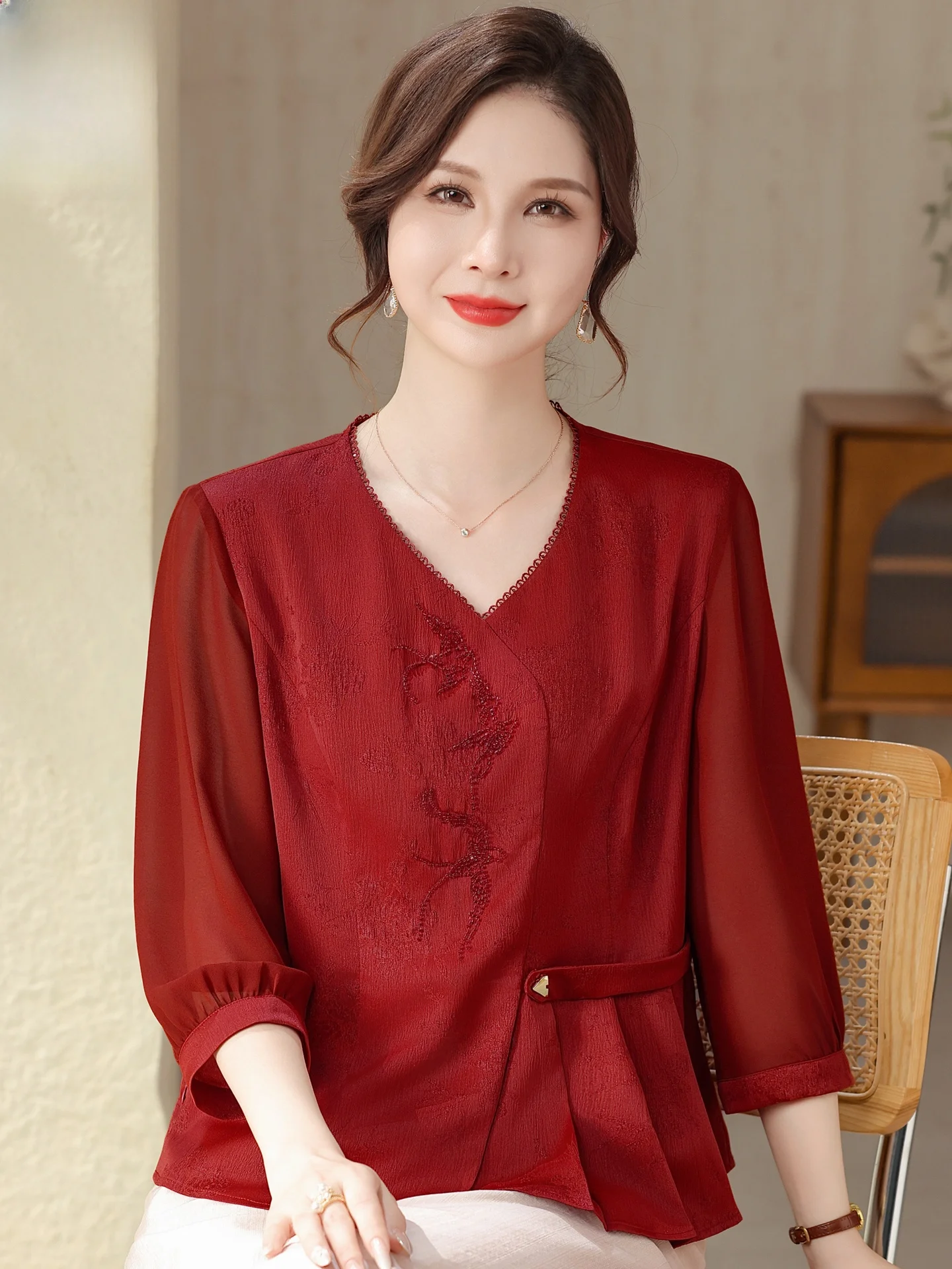 Wedding Celebration Silk Shirt Elegant V-neck Satin Fabric Chinese Style Mom Wedding Guest Outfit Breathable Lightweight Shirt
Wedding Celebration Silk Shirt Elegant V-neck Satin Fabric Chinese Style Mom Wedding Guest Outfit Breathable Lightweight Shirt