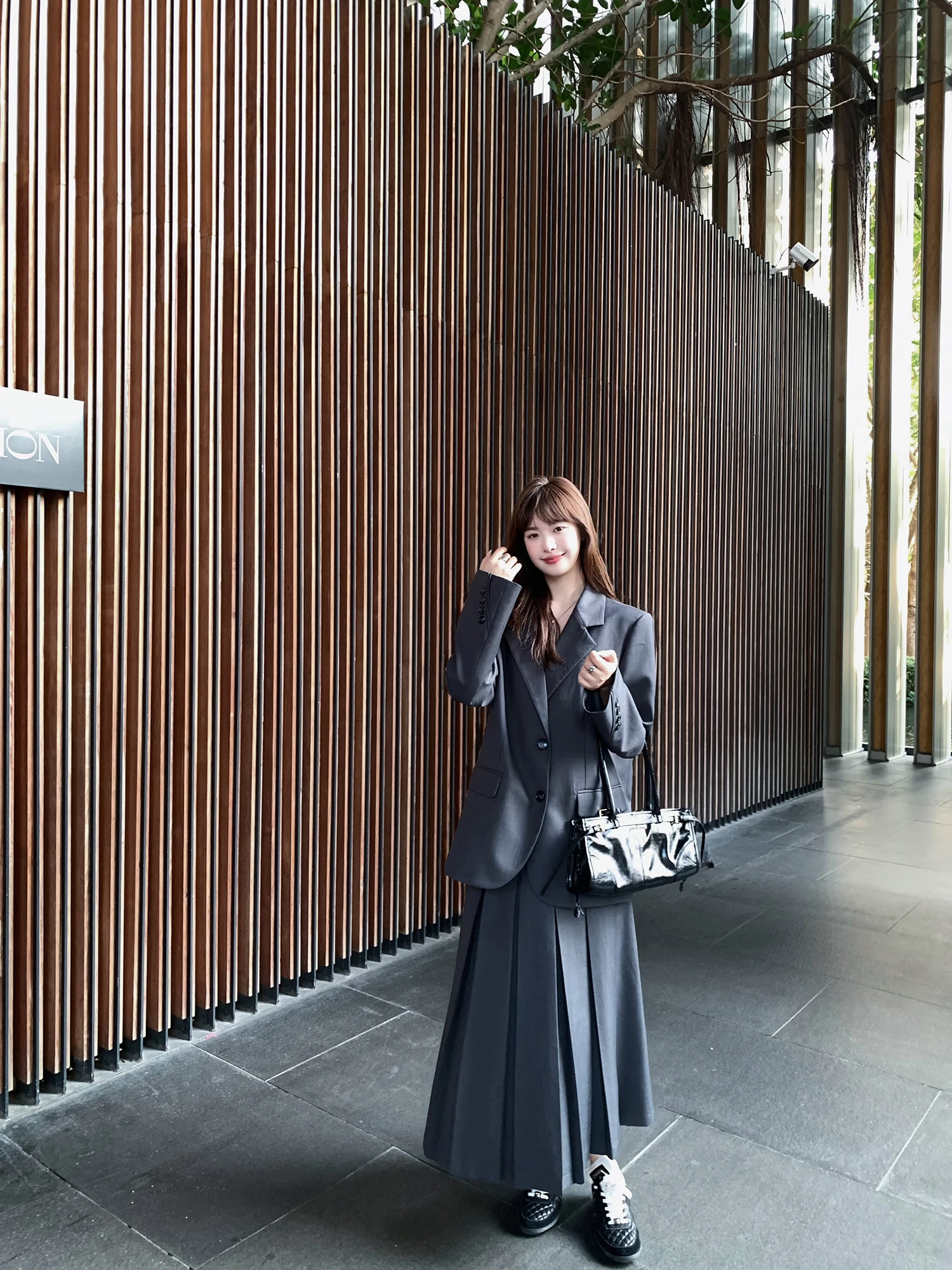 Xiao Jun Jun Britney Ellis Tonal Tailored Grey High Waist A-Line Pleated Skirt Suit Set Women's Spring Fashion
Xiao Jun Jun Britney Ellis Tonal Tailored Grey High Waist A-Line Pleated Skirt Suit Set Women's Spring Fashion