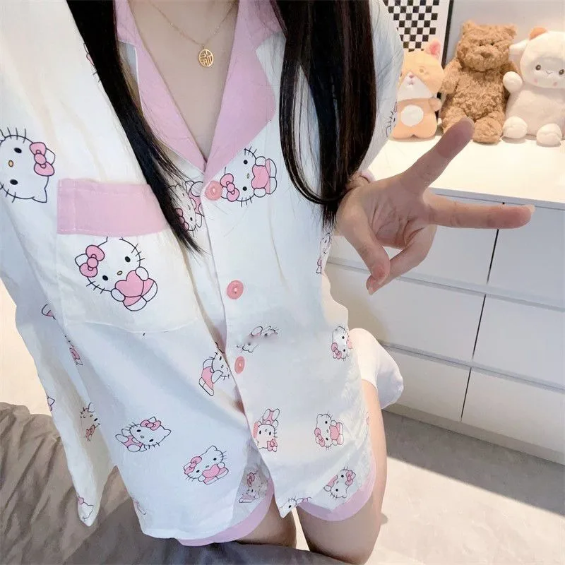 Новые летние милые пижамы HelloKitty с белыми лацканами, свободные шорты с короткими рукавами, верхняя одежда для дома
Новые летние милые пижамы HelloKitty с белыми лацканами, свободные шорты с короткими рукавами, верхняя одежда для дома