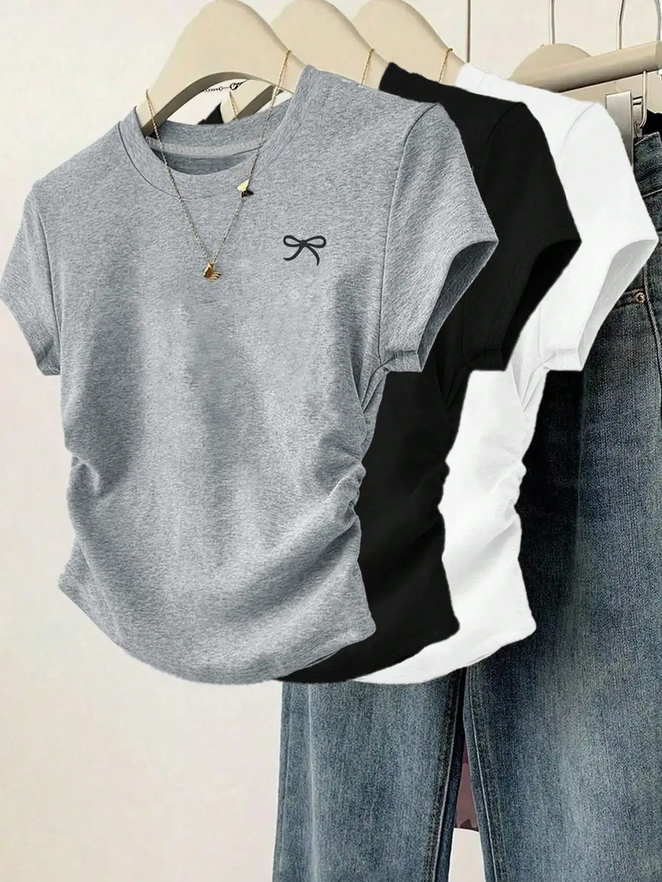 Набор из 3 женских футболок с коротким рукавом, круглым вырезом, облегающего кроя, однотонных, с вышивкой в виде банта
Набор из 3 женских футболок с коротким рукавом, круглым вырезом, облегающего кроя, однотонных, с вышивкой в виде банта