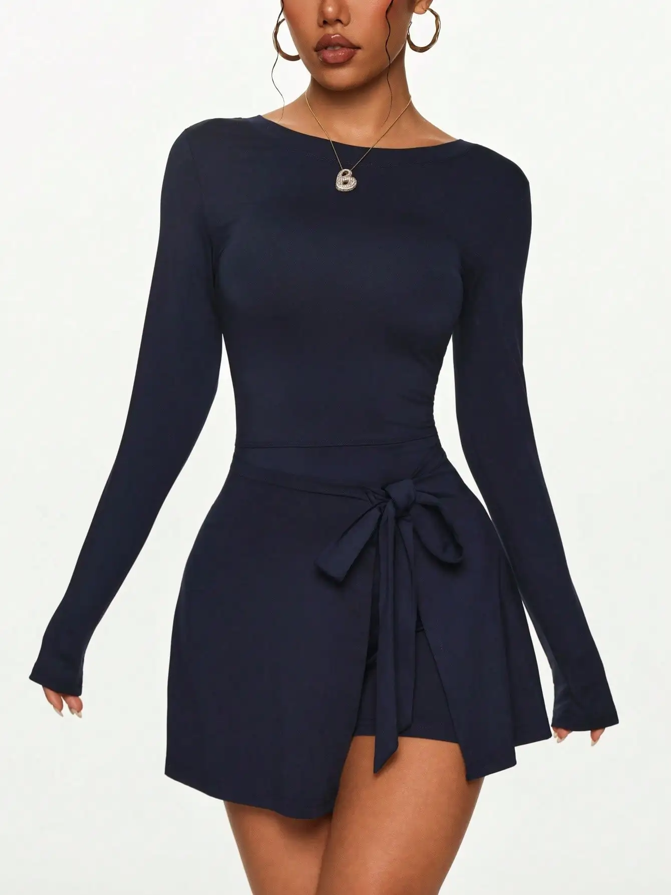 Темно-синее мини-платье с длинными рукавами, завязками на талии и асимметричным подолом
Темно-синее мини-платье с длинными рукавами, завязками на талии и асимметричным подолом