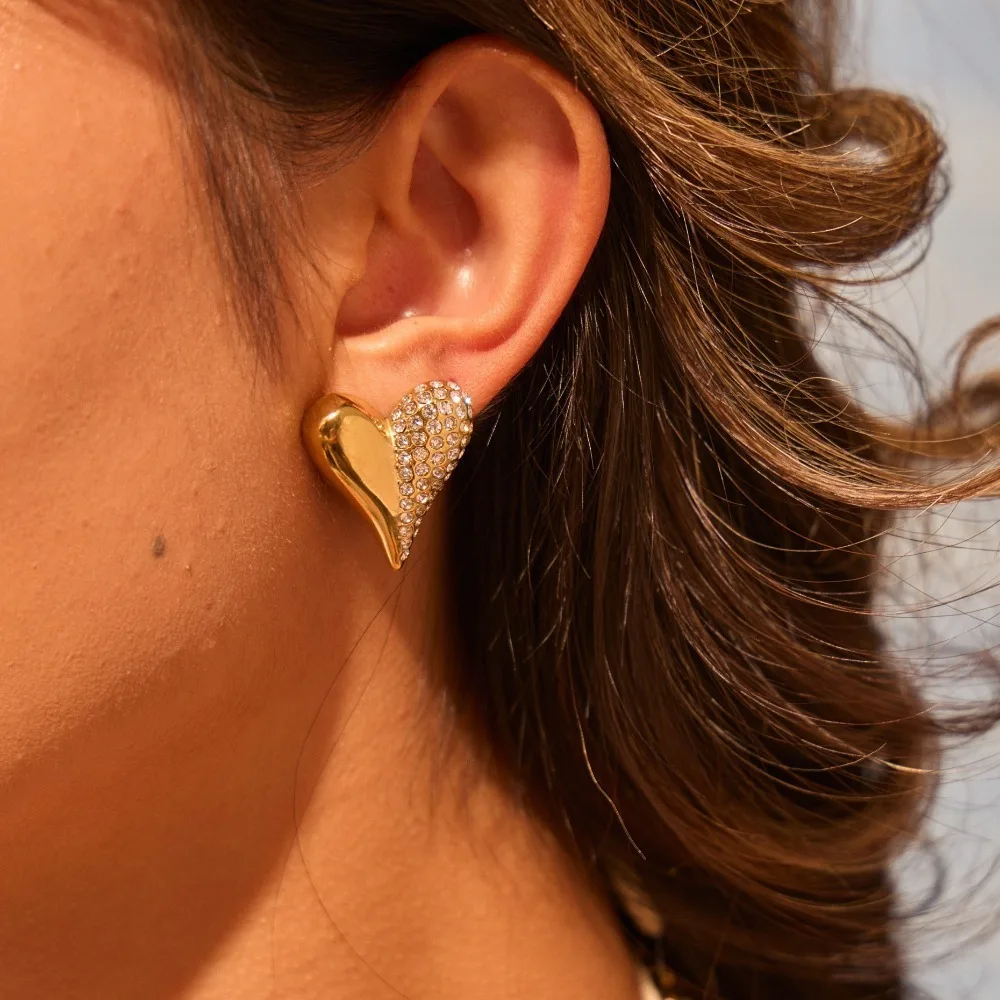 New Women's Heart-Shaped Stainless Steel Stud Earrings, High-end, Iuxurious and Fashionable, Perfect for Banquets and Parties.
New Women's Heart-Shaped Stainless Steel Stud Earrings, High-end, Iuxurious and Fashionable, Perfect for Banquets and Parties.