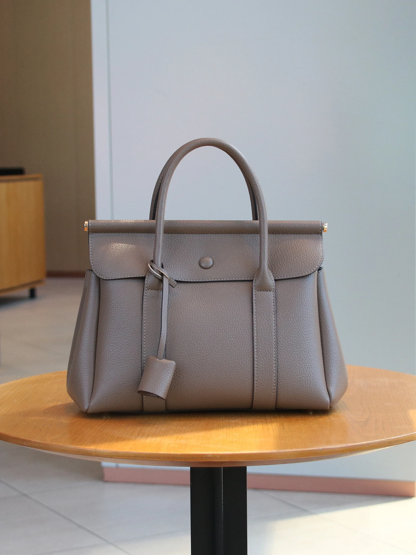 2025 trendy flip retro handbag travel online high-capacity official document handbag high-quality soft leather mother bag office
2025 trendy flip retro handbag travel online high-capacity official document handbag high-quality soft leather mother bag office