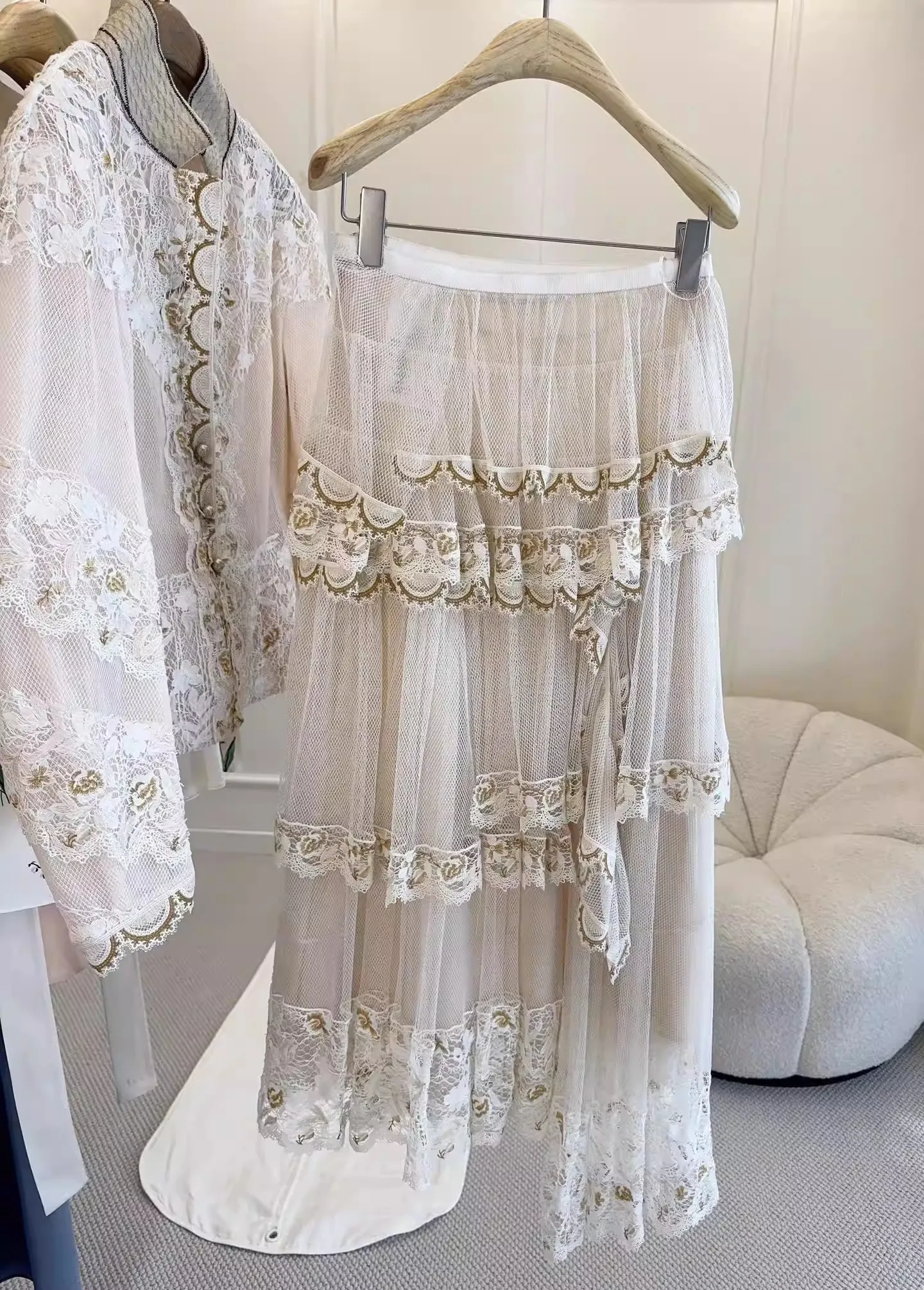 High Quality 2026 Spring Bohemian Asymmetrical Mesh Skirt Women's Fashion Lace Embroidered Beige Long Skirts
High Quality 2026 Spring Bohemian Asymmetrical Mesh Skirt Women's Fashion Lace Embroidered Beige Long Skirts