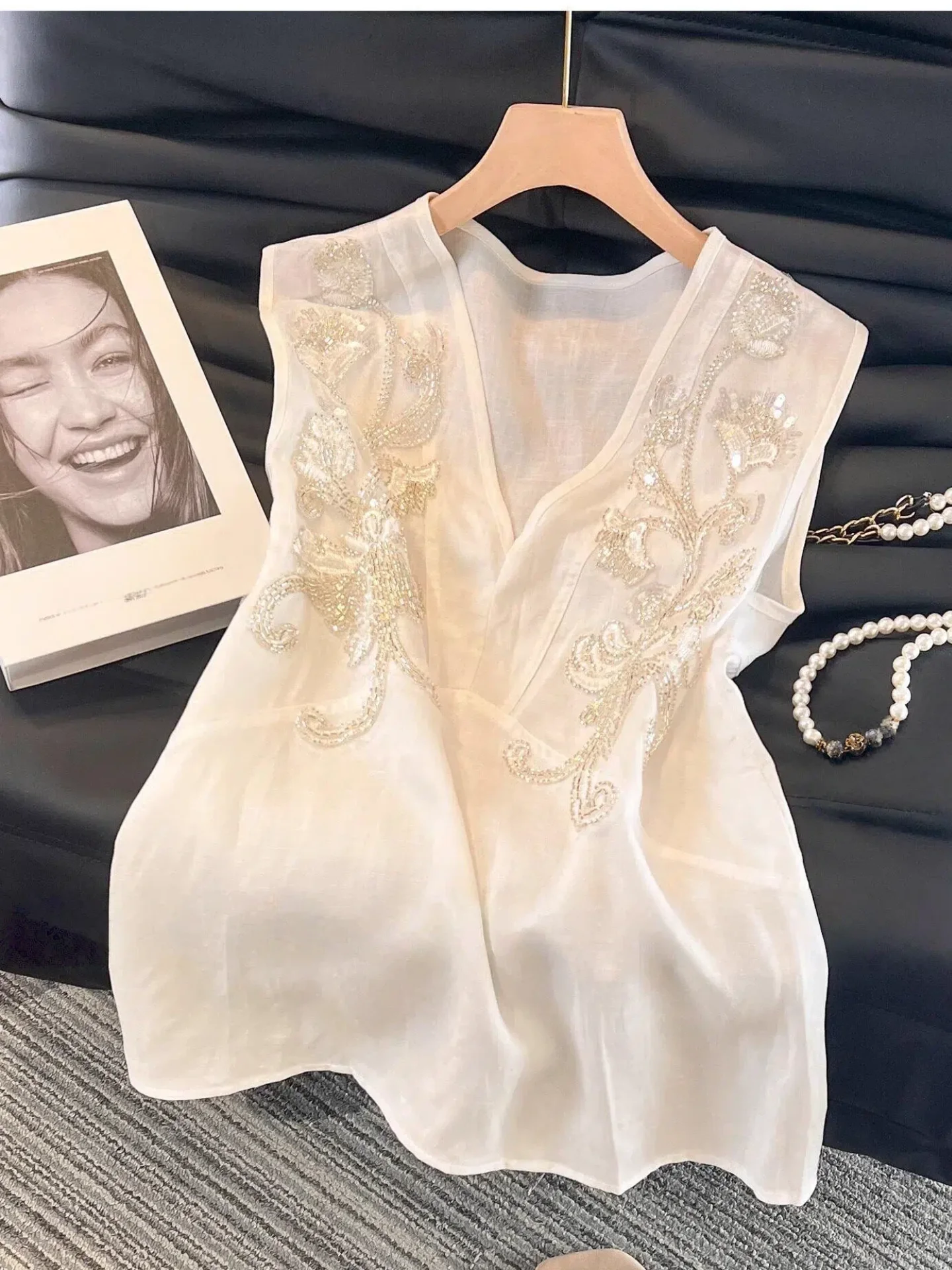 2026 New Chinese Style V Neck Bead Embroidery Sleeveless Vest Women Loose Fit Spring Fall Lightweight Top Blouse
2026 New Chinese Style V Neck Bead Embroidery Sleeveless Vest Women Loose Fit Spring Fall Lightweight Top Blouse