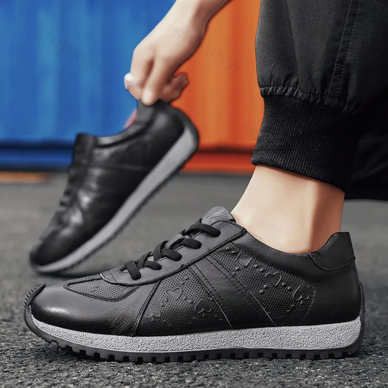 Мужские повседневные кроссовки, кожаные нескользящие теннисные уличные удобные спортивные туфли, мужская обувь 2025 года, дышащие кроссовки с сеткой
Мужские повседневные кроссовки, кожаные нескользящие теннисные уличные удобные спортивные туфли, мужская обувь 2025 года, дышащие кроссовки с сеткой