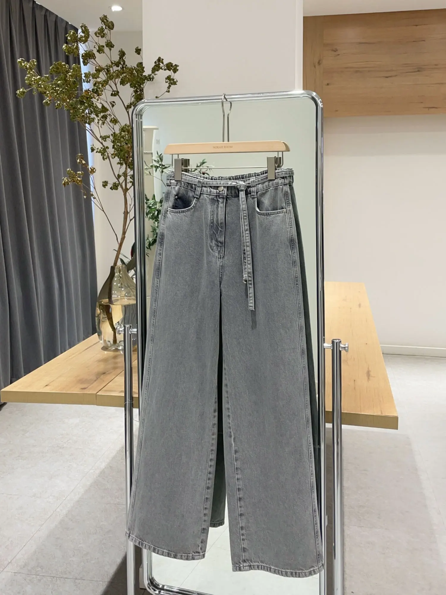 Nuo Xiaola Authentic 2026 Spring New Brand V Home Loose Elastic Waist Floor-Length Denim Pants Belted Women's Loose Fit Jeans
Nuo Xiaola Authentic 2026 Spring New Brand V Home Loose Elastic Waist Floor-Length Denim Pants Belted Women's Loose Fit Jeans