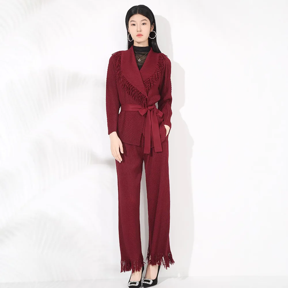 Miyake стиль рыбья чешуя плиссированный костюм с кисточками женский высококачественный костюм с воротником на шнуровке куртка с высокой талией длинные брюки комплект из двух предметов
Miyake стиль рыбья чешуя плиссированный костюм с кисточками женский высококачественный костюм с воротником на шнуровке куртка с высокой талией длинные брюки комплект из двух предметов