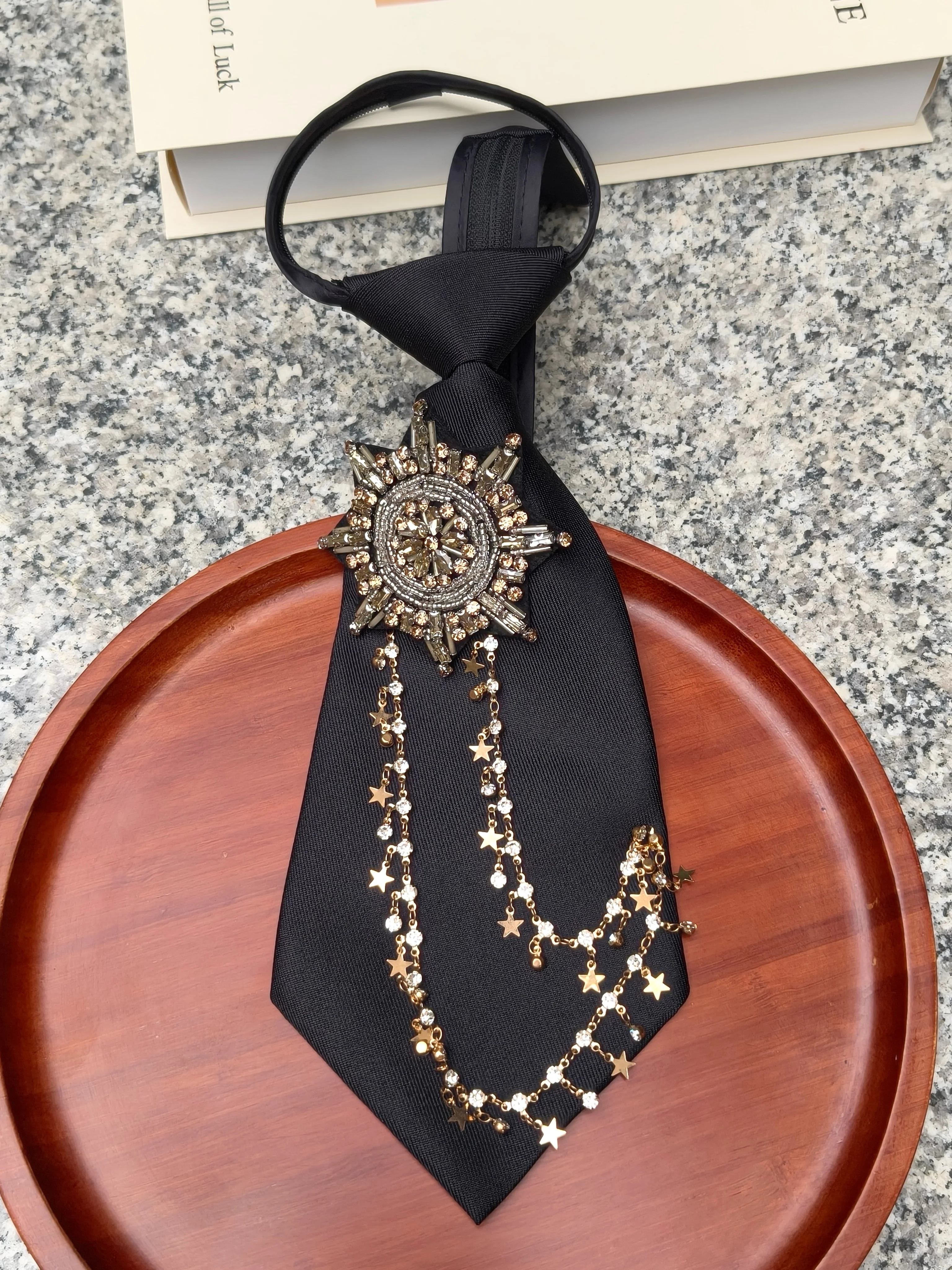 Heavy-Duty Baroque-Style Star Emblem Tie with Star Chain and Rhinestone Tassels, Stage Photo Atmosphere Accessory (Suitable for Events Such as the World Cup, Music Festivals, Independence Day, Etc.)
Heavy-Duty Baroque-Style Star Emblem Tie with Star Chain and Rhinestone Tassels, Stage Photo Atmosphere Accessory (Suitable for Events Such as the World Cup, Music Festivals, Independence Day, Etc.)