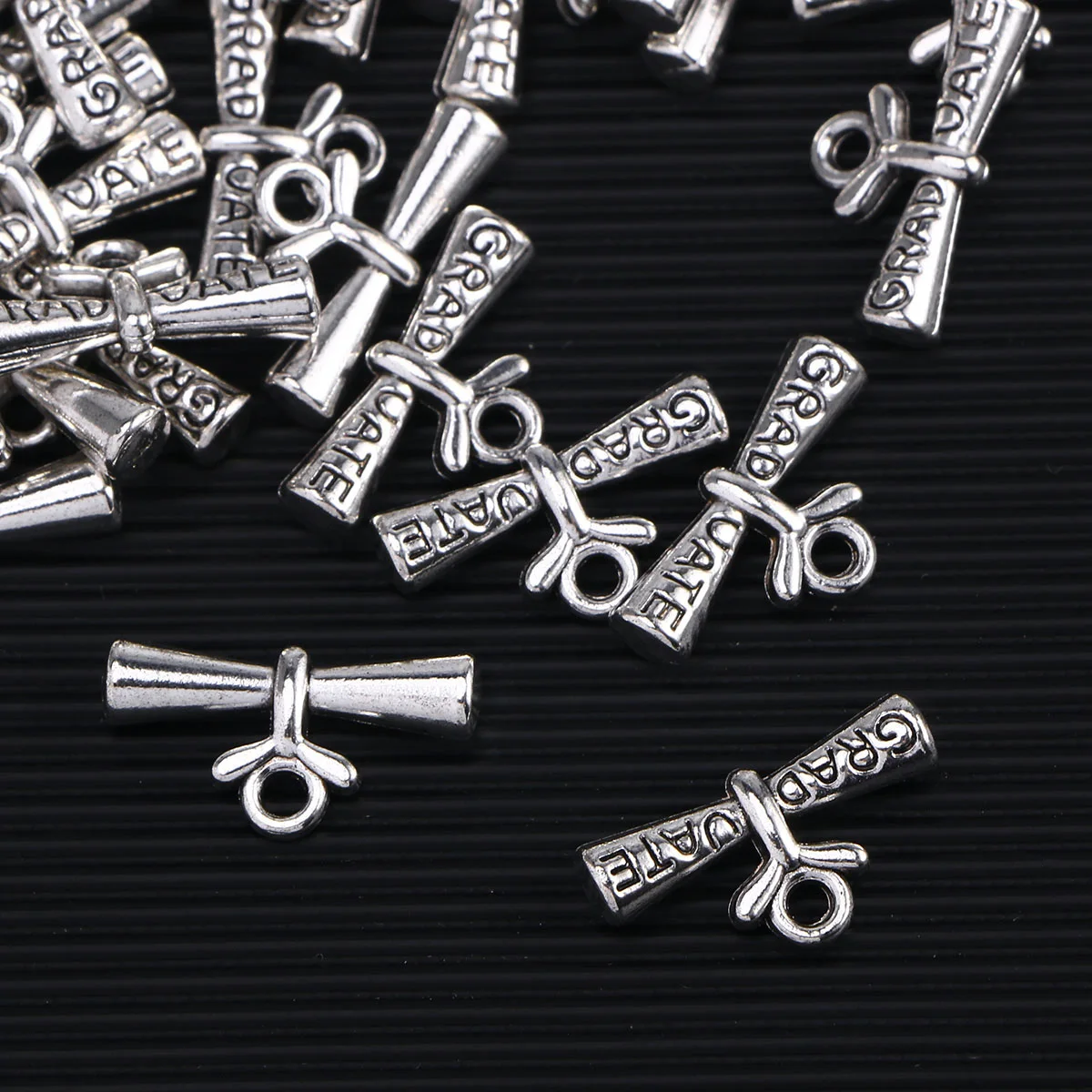 100pcs Pendant Student Necklaces Gifts Creative Alloy Photo Student Graduation Pendant Prop Non Tarnish Silver Jewelry
100pcs Pendant Student Necklaces Gifts Creative Alloy Photo Student Graduation Pendant Prop Non Tarnish Silver Jewelry