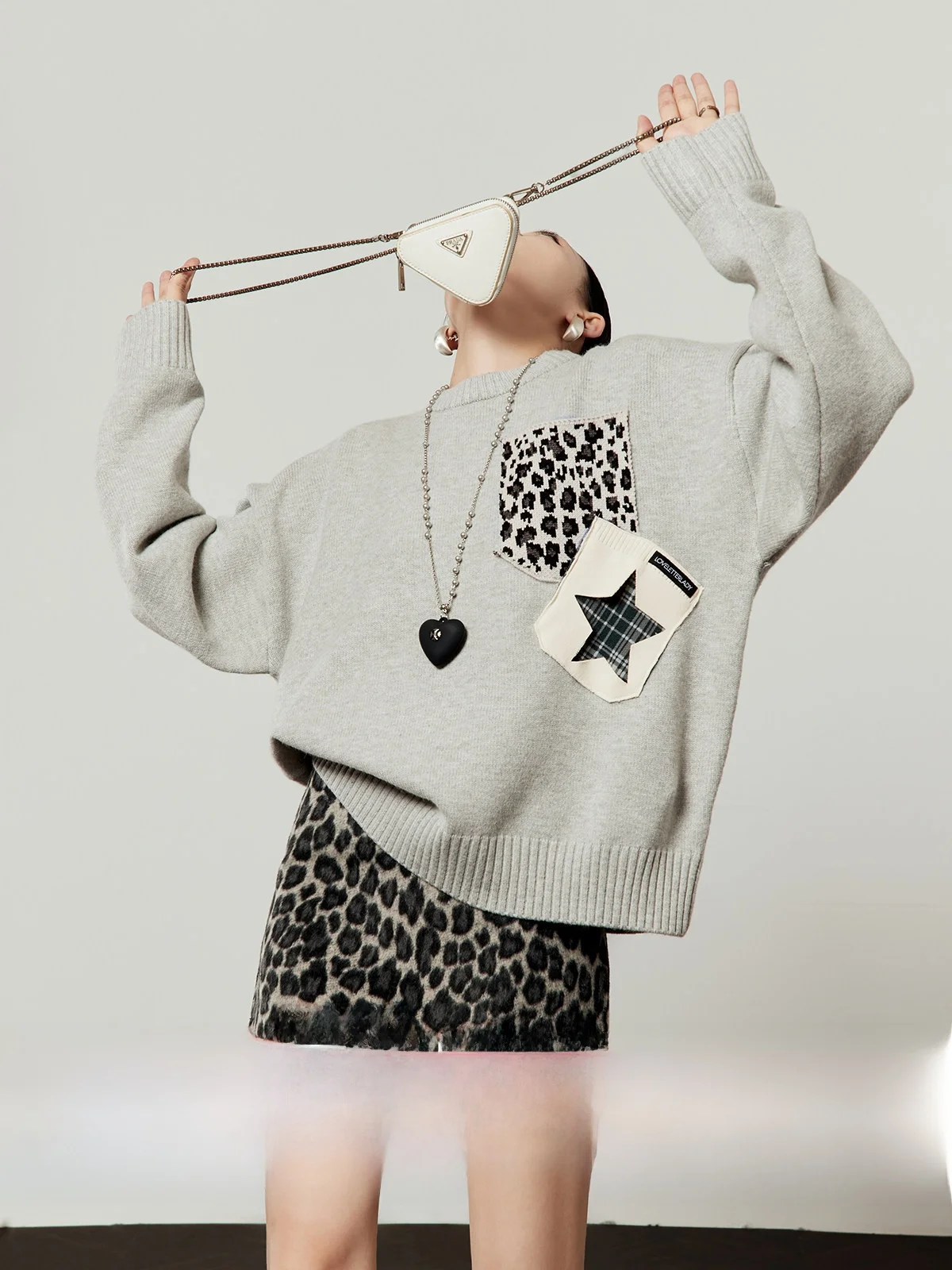 Light ey Loose Knitted round Ne Sweater Women's Spring New Sle Lazy Faion Top by Zhou Li Wu Brand Leopard Pattern
Light ey Loose Knitted round Ne Sweater Women's Spring New Sle Lazy Faion Top by Zhou Li Wu Brand Leopard Pattern