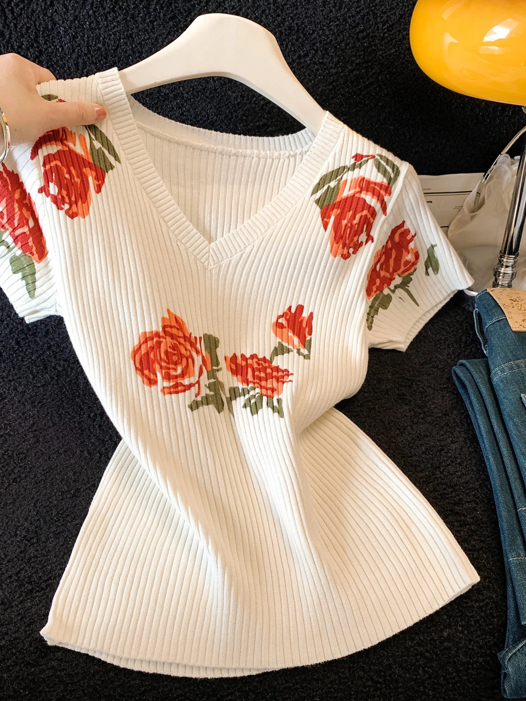 Fashionable Retro V-Neck Printed Knitted Short Sleeve Women's Top Slimming Unique Design Casual Style Soft Fabric Summer Wear
Fashionable Retro V-Neck Printed Knitted Short Sleeve Women's Top Slimming Unique Design Casual Style Soft Fabric Summer Wear