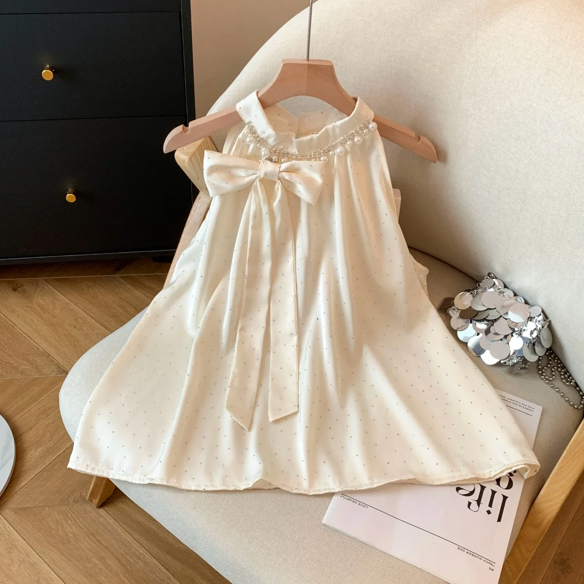 Elegant Lady Style Sleeveless Neck Hanging Waist Cinching Vest Summer 2026 Glitter Knot Top Pure Desire Fashion
Elegant Lady Style Sleeveless Neck Hanging Waist Cinching Vest Summer 2026 Glitter Knot Top Pure Desire Fashion