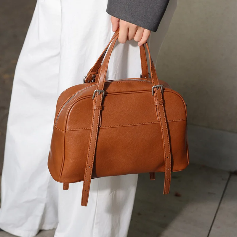 Сумка на плечо из натуральной кожи для боулинга, роскошная однотонная большая сумка большой вместимости, черная винтажная повседневная сумка для пригородных поездок
Сумка на плечо из натуральной кожи для боулинга, роскошная однотонная большая сумка большой вместимости, черная винтажная повседневная сумка для пригородных поездок