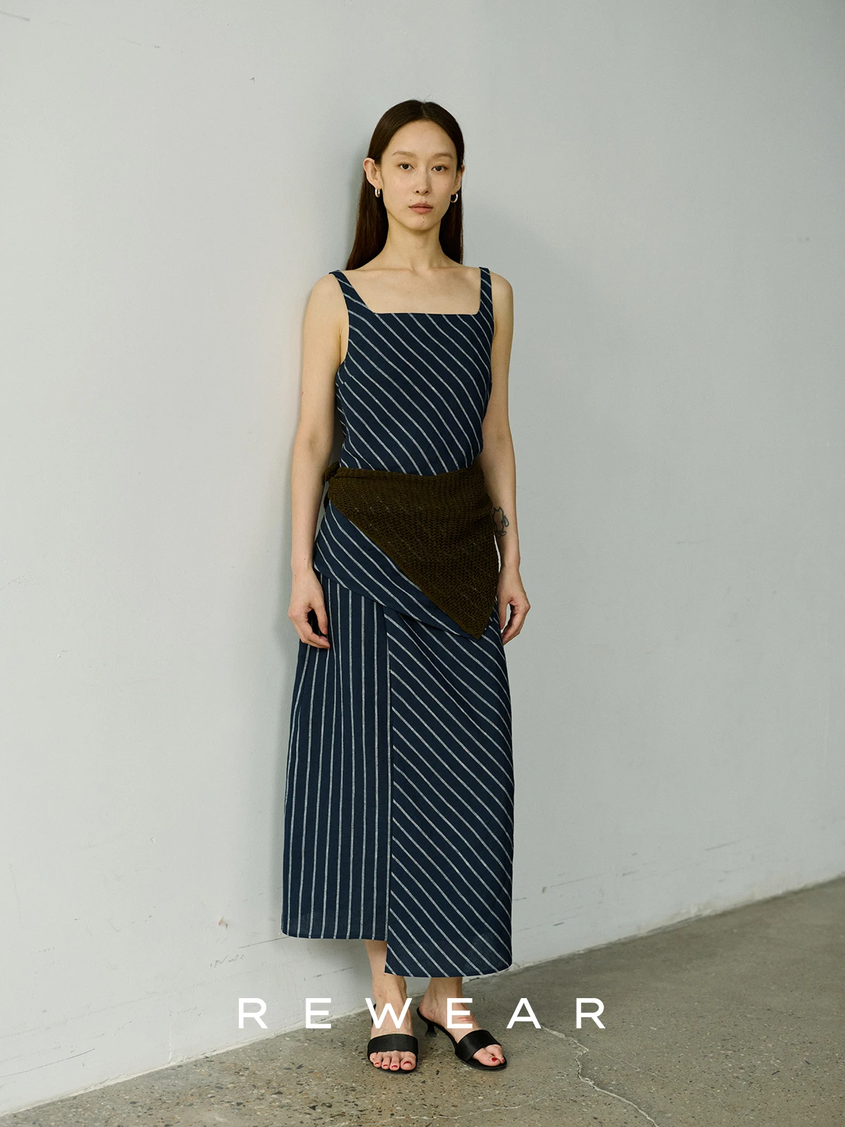 REWEAROO классическая льняная юбка-лодочка в сине-белую полоску с неровным подолом, комплект с юбкой Ele Sle для женщин в их 20–30 лет
REWEAROO классическая льняная юбка-лодочка в сине-белую полоску с неровным подолом, комплект с юбкой Ele Sle для женщин в их 20–30 лет