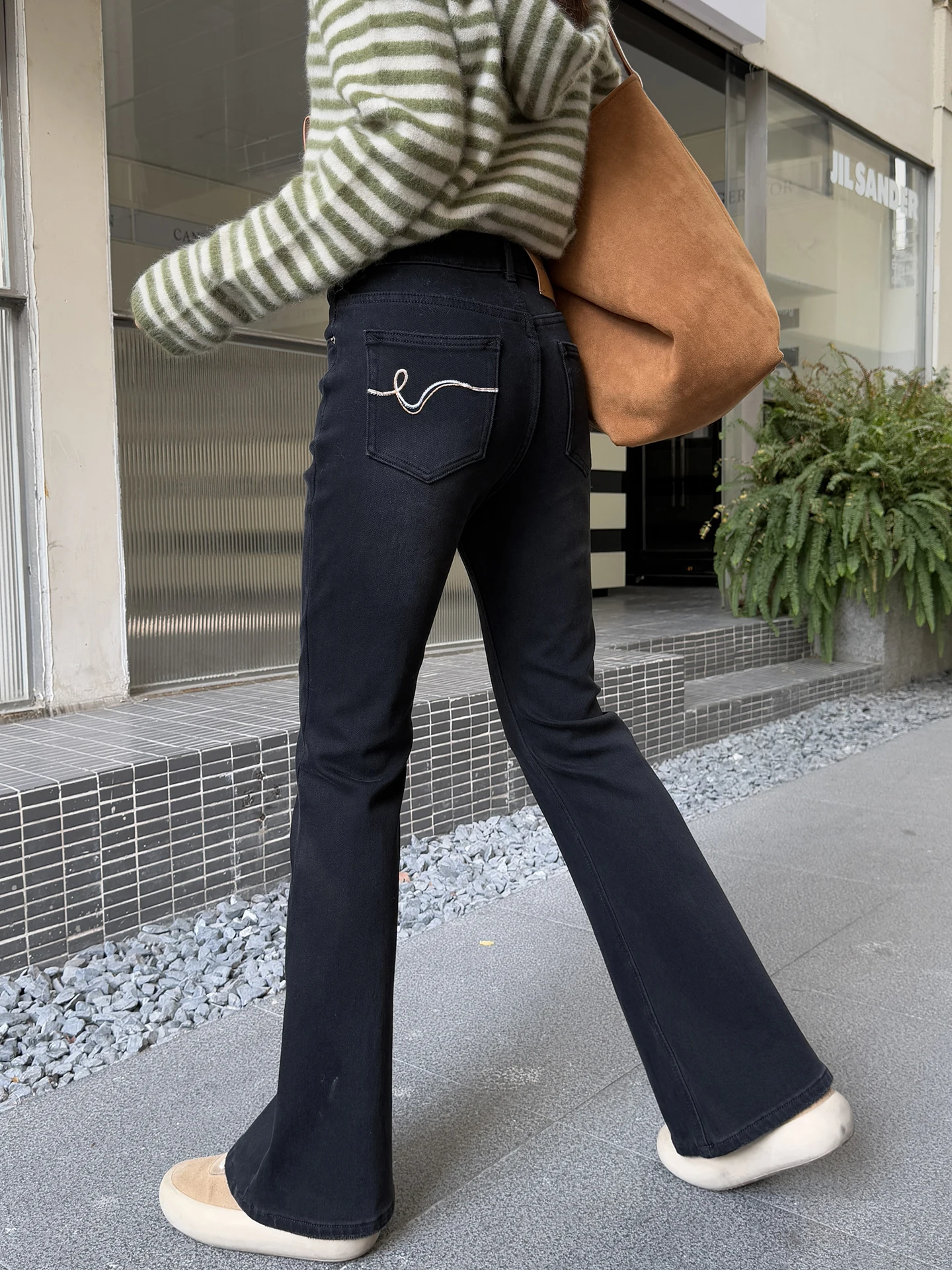 Женские зимние новые джинсы с высокой талией, утепленные флисом, микро-клеш, эластичные, широкие, длинные брюки
Женские зимние новые джинсы с высокой талией, утепленные флисом, микро-клеш, эластичные, широкие, длинные брюки