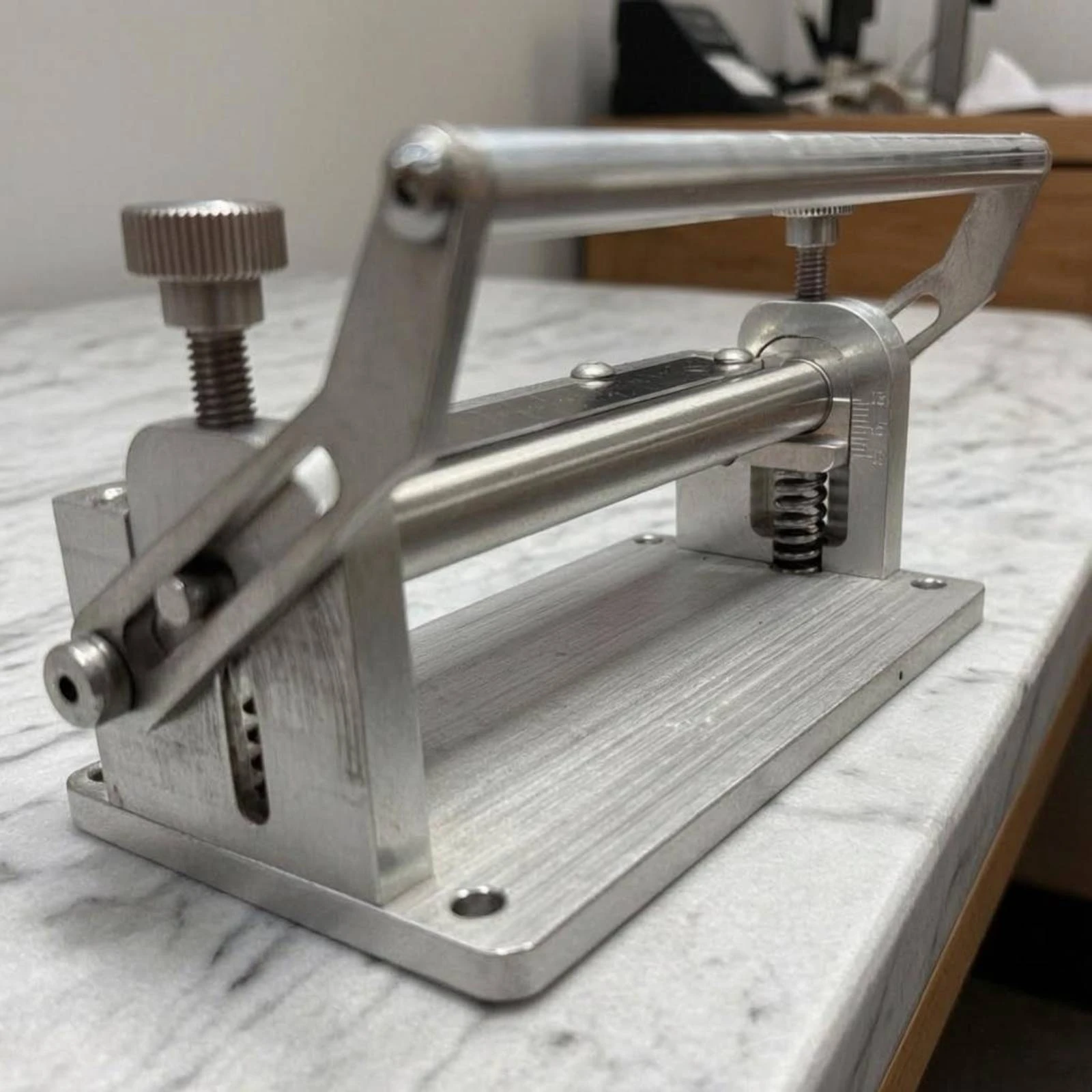 Manual Leather Skiver Easy to Operate Manual Leather Splitter Belt Skiving Tool Replaceable Blades Strap Skiving Tool
Manual Leather Skiver Easy to Operate Manual Leather Splitter Belt Skiving Tool Replaceable Blades Strap Skiving Tool