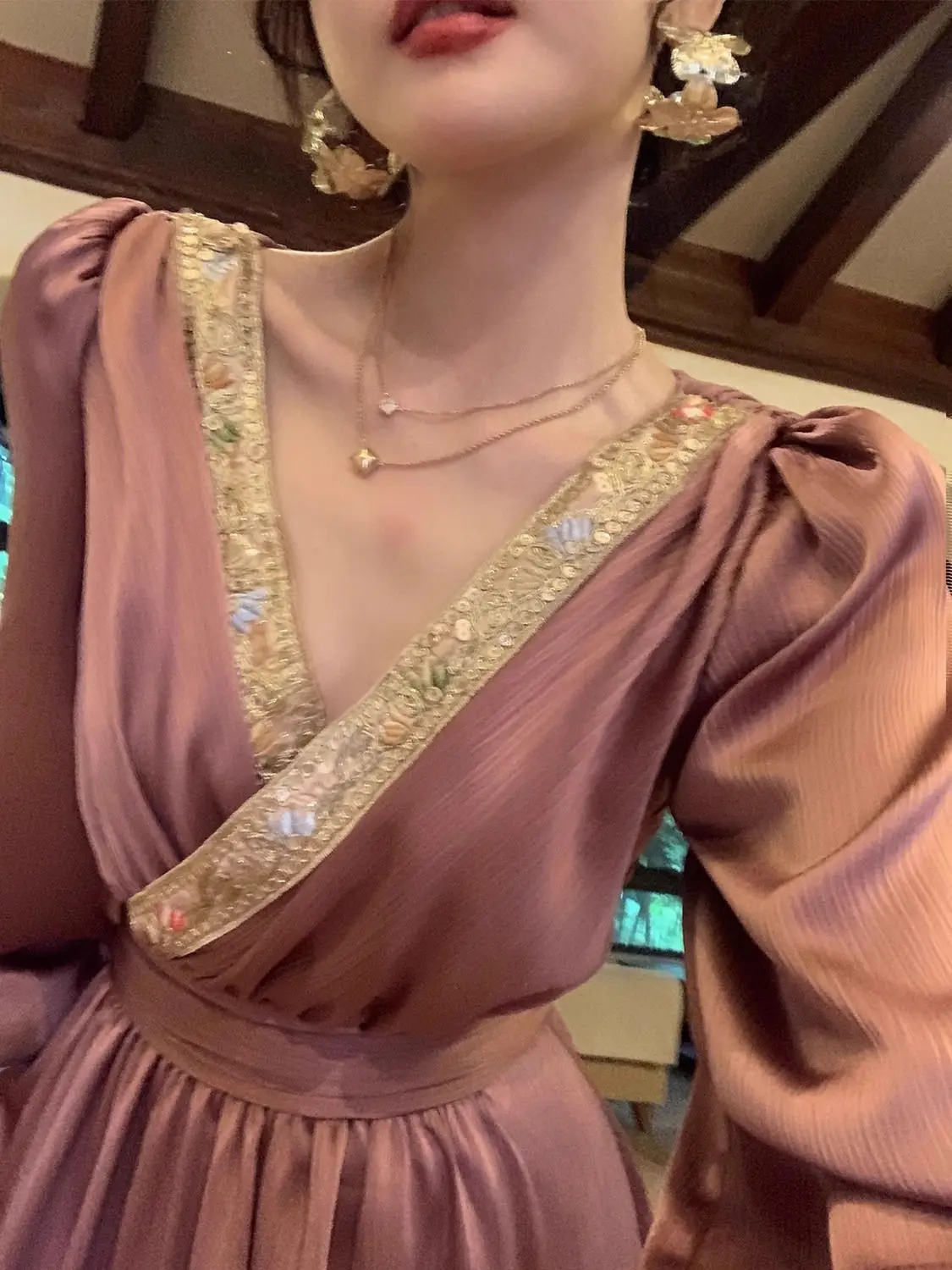 New Spring French Style Heavy Industry Advanced Niche V-neck Beautiful Satin High-end Long-sleeved Dress for Women
New Spring French Style Heavy Industry Advanced Niche V-neck Beautiful Satin High-end Long-sleeved Dress for Women