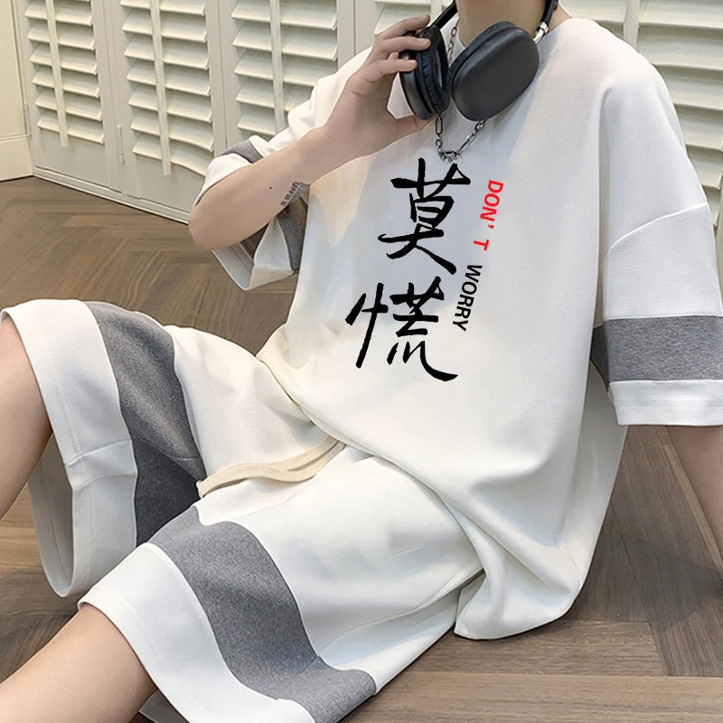 Повседневный спортивный костюм для мужчин: футболка с коротким рукавом и шорты, уличный стиль, полиэстер, летняя коллекция, модный бренд
Повседневный спортивный костюм для мужчин: футболка с коротким рукавом и шорты, уличный стиль, полиэстер, летняя коллекция, модный бренд