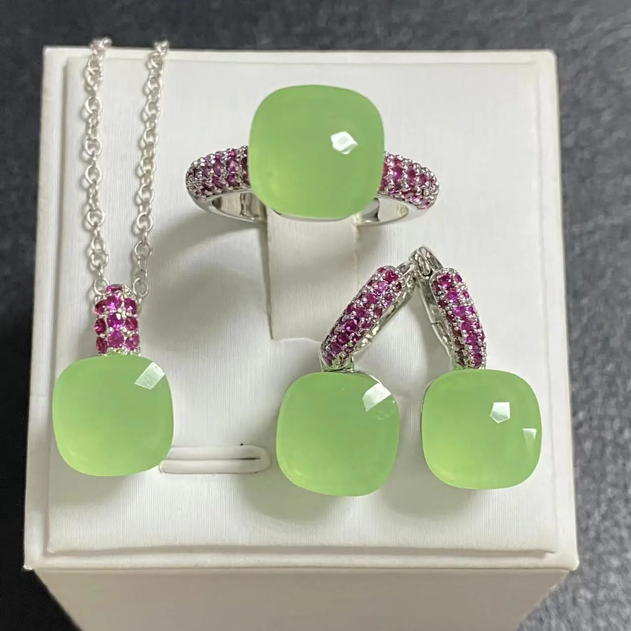 3Pcs/Set ClassicRing Earrings Necklace Jewelry Set Inlay Purple Zircon Crystal Jewelry Set Platinum Plated Fashion Jewelry
3Pcs/Set ClassicRing Earrings Necklace Jewelry Set Inlay Purple Zircon Crystal Jewelry Set Platinum Plated Fashion Jewelry