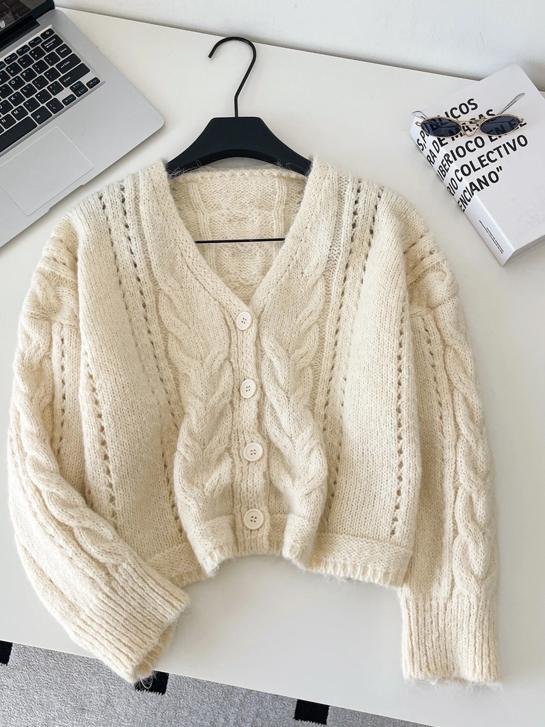 Женский абрикосовый кардиган с v-образным вырезом, свитер Y2k, винтажный джемпер 2000-х годов, укороченный вязаный свитер с длинными рукавами, куртка, верхняя одежда, осень-зима
Женский абрикосовый кардиган с v-образным вырезом, свитер Y2k, винтажный джемпер 2000-х годов, укороченный вязаный свитер с длинными рукавами, куртка, верхняя одежда, осень-зима