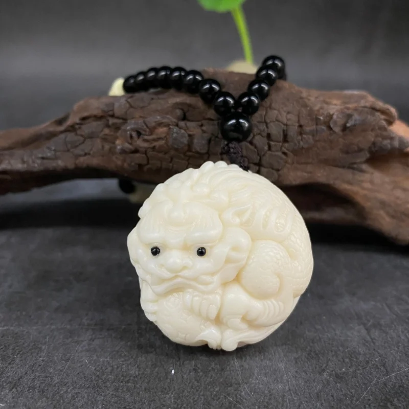 Цвет слоновой кости, фруктовый лев, держащий шар Pixiu, ручной орнамент, мужской портативный кулон с гравировкой Fortune Ball, подвеска 
Цвет слоновой кости, фруктовый лев, держащий шар Pixiu, ручной орнамент, мужской портативный кулон с гравировкой Fortune Ball, подвеска