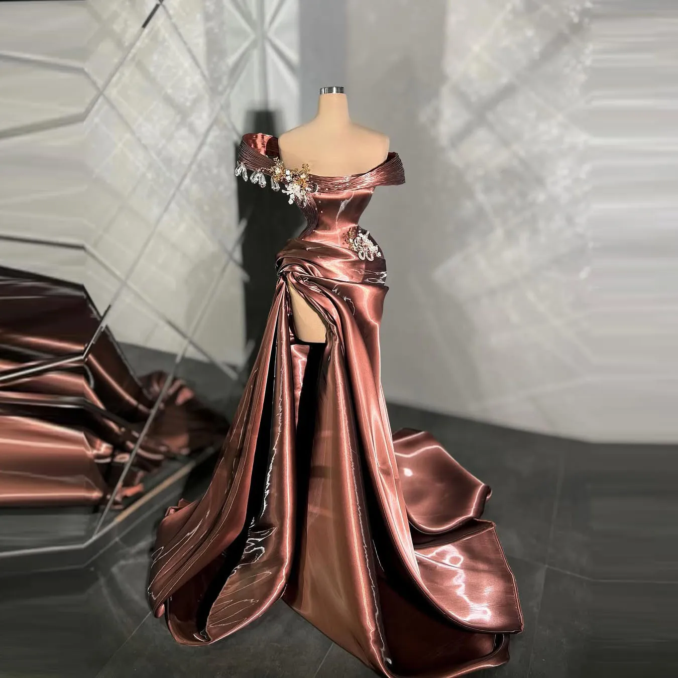 Elegant Satin Ball Gown Evening Dress for Prom Party Cocktail Formal Wear with Floral Embroidery and Crystal Decorations
Elegant Satin Ball Gown Evening Dress for Prom Party Cocktail Formal Wear with Floral Embroidery and Crystal Decorations