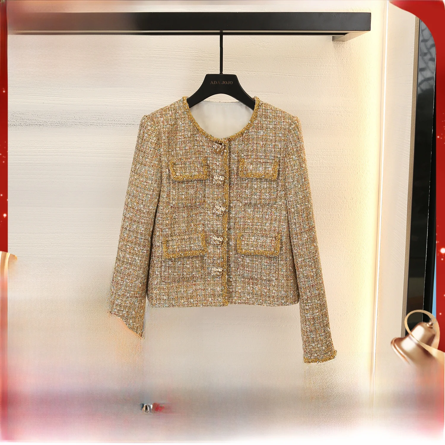 MaSandeSP Ранняя осень 2023: Элегантное твидовое пальто с круглым вырезом, декорированное вышивкой, на одной пуговице, в женственном стиле
MaSandeSP Ранняя осень 2023: Элегантное твидовое пальто с круглым вырезом, декорированное вышивкой, на одной пуговице, в женственном стиле