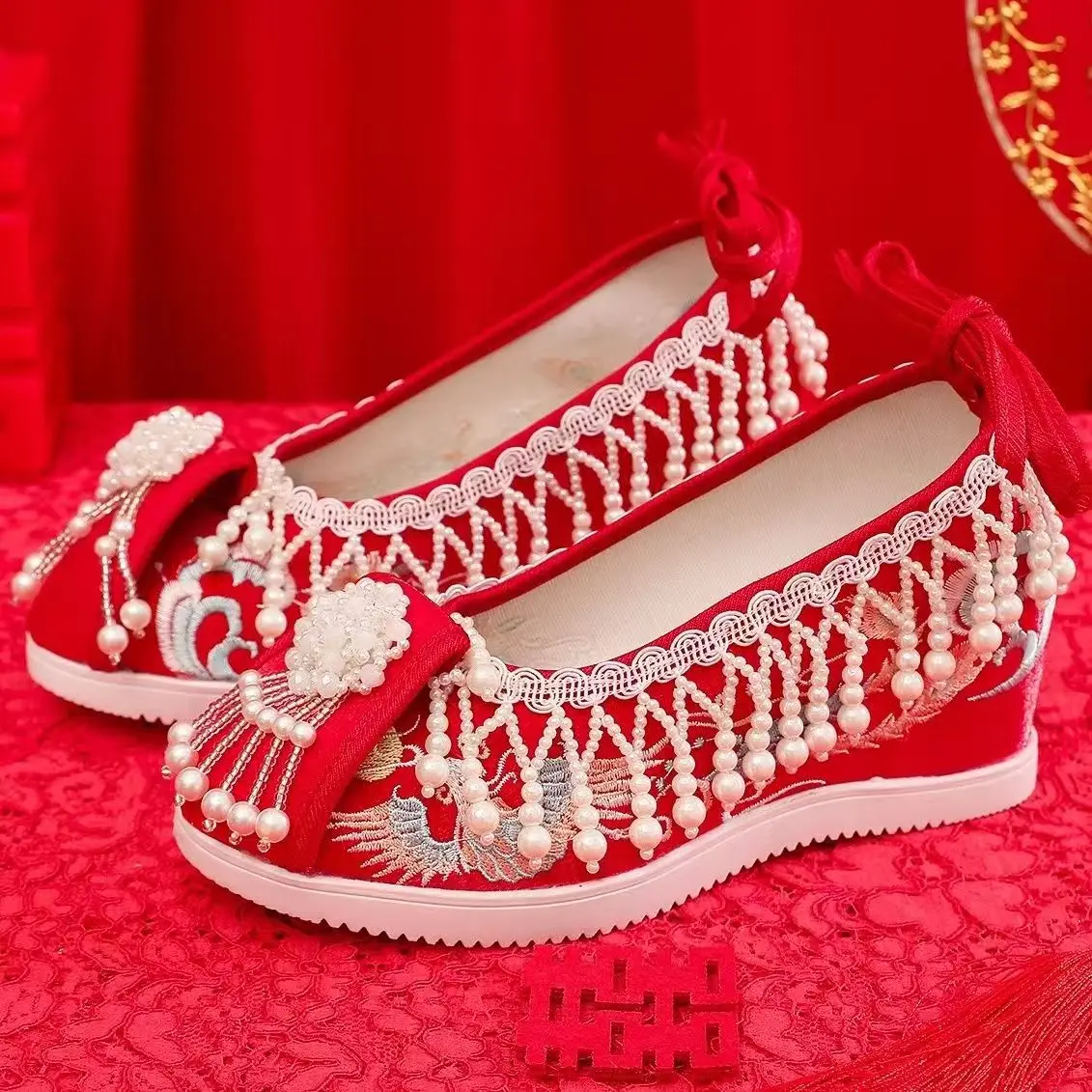 Women's Ethnic Style New Wedges Embroidered Shoe Soft Sole Non Slip Shallow Ankle Strap String Bead Tassels Red Wedding Shoes
Women's Ethnic Style New Wedges Embroidered Shoe Soft Sole Non Slip Shallow Ankle Strap String Bead Tassels Red Wedding Shoes